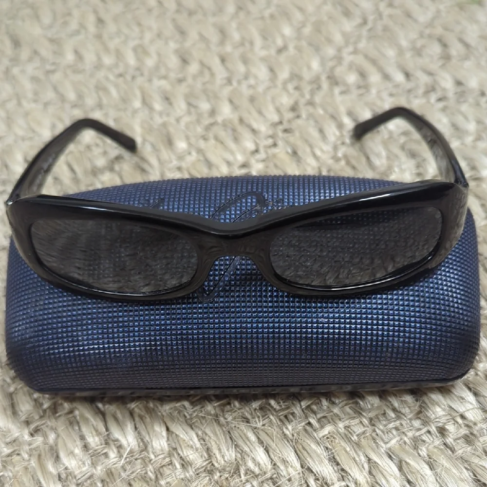 Maui Jim Black Sunglasses with Case - Picture 4 of 4